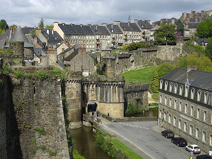 Фужер (Fougeres) — старинный город-крепость с 13 башнями в Бретани 13783