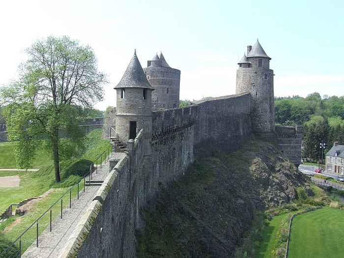 Фужер (Fougeres) — старинный город-крепость с 13 башнями в Бретани 21745