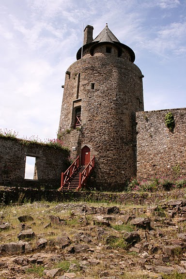 Фужер (Fougeres) — старинный город-крепость с 13 башнями в Бретани 42464