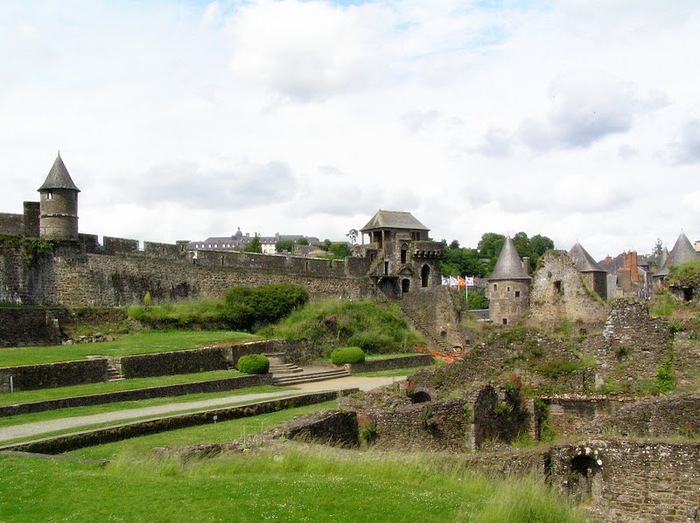 Фужер (Fougeres) — старинный город-крепость с 13 башнями в Бретани 65078