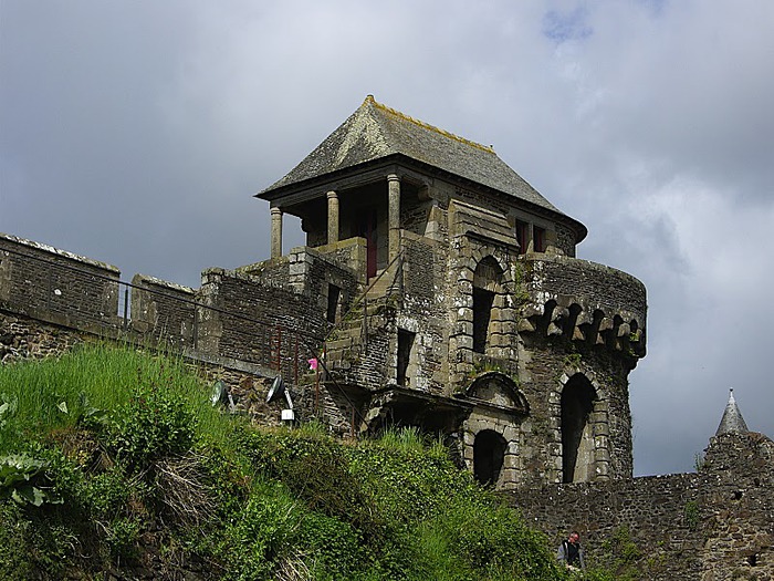 Фужер (Fougeres) — старинный город-крепость с 13 башнями в Бретани 97076