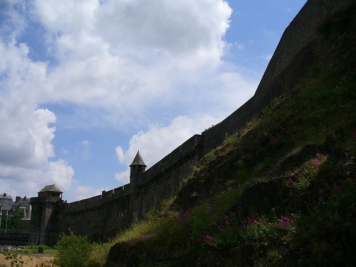 Фужер (Fougeres) — старинный город-крепость с 13 башнями в Бретани 12620