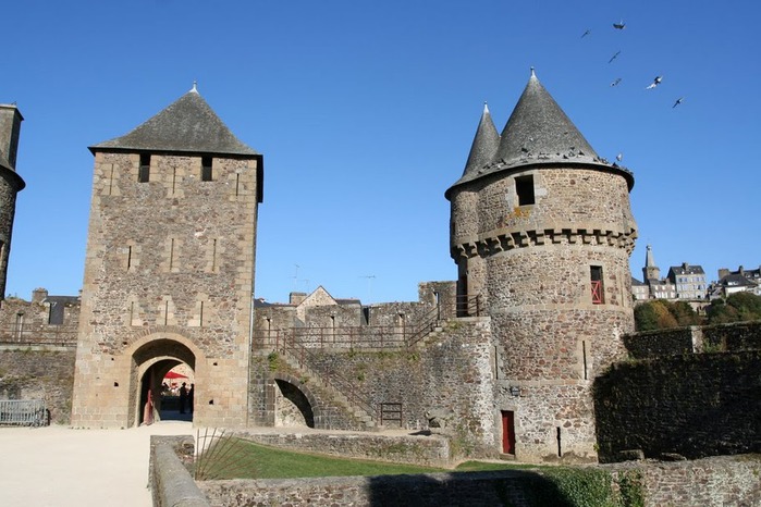 Фужер (Fougeres) — старинный город-крепость с 13 башнями в Бретани 58289