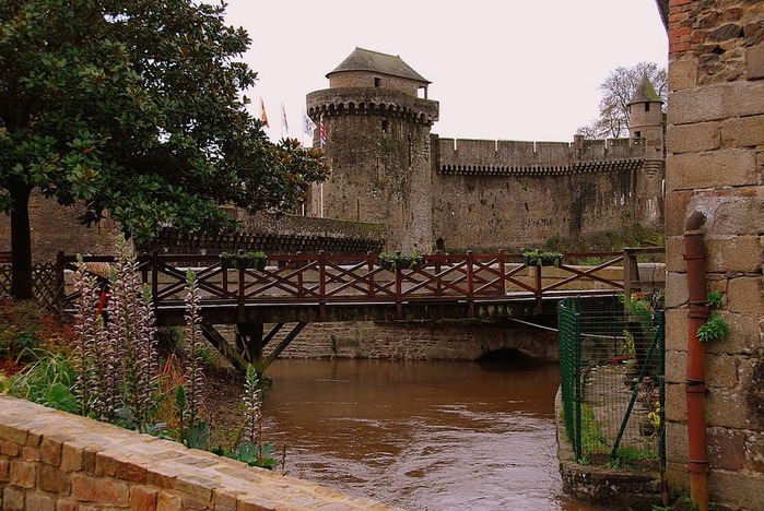 Фужер (Fougeres) — старинный город-крепость с 13 башнями в Бретани 46134