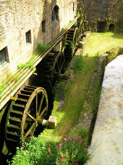 Фужер (Fougeres) — старинный город-крепость с 13 башнями в Бретани 90450