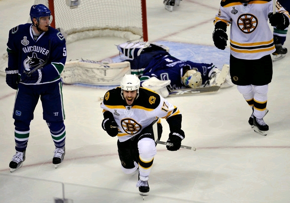 1314782095_Milan_Lucic (584x408, 202Kb)