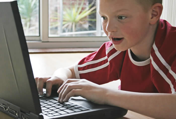 2902271_kid_on_computer (700x472, 33Kb)