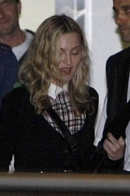 20110901-pictures-madonna-venice-airport-04 (266x400, 18Kb)