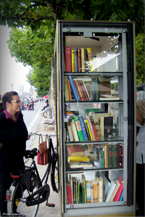 Книжный шкаф на набережной Рейна в Дюссельдорфе