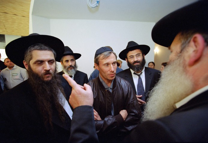 Совладелец «Альфа-Групп» Герман Хан (12-е место в последнем рейтинге Forbes) — в центре — на приеме, посвященном открытию отреставрированной синагоги на Большой Бронной в Москве, 2004 год (694x478, 69Kb)