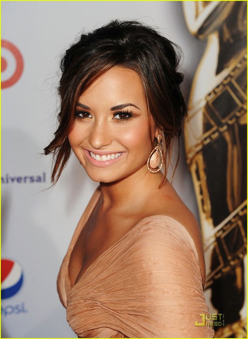 demi-lovato-naya-rivera-alma-awards-2011-red-carpet-02 (512x700, 80Kb)