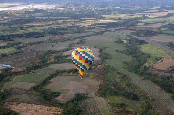 Ежегодный фестиваль горячих  воздушных шаров на авиабазе Кларк  (Annual Hot Air Balloon festival at Clark airbase), Пампанга, к северу от Манилы, 09 февраля 2012 года