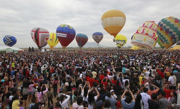 Ежегодный фестиваль горячих  воздушных шаров на авиабазе Кларк  (Annual Hot Air Balloon festival at Clark airbase), Пампанга, к северу от Манилы, 12 февраля 2012 года