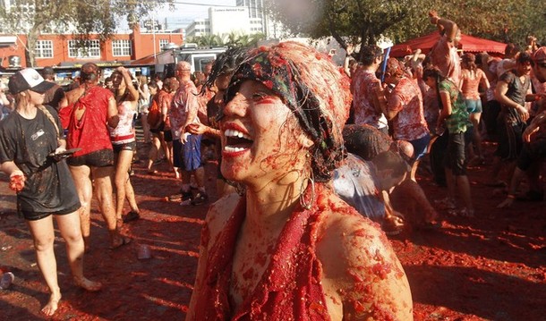 Локальная версия испанской Ла Томатины (spain's La Tomatina), состоялась возле старого бара в Майами, 12 февраля 2012 года