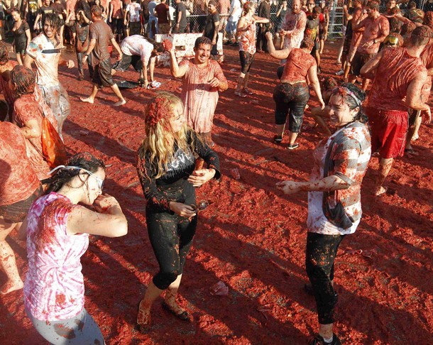 Локальная версия испанской Ла Томатины (spain's La Tomatina), состоялась возле старого бара в Майами, 12 февраля 2012 года