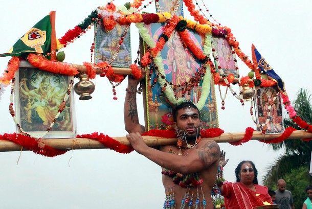 Ежегодный индуистский Тайпусам Кавади фестиваль (annual Hindu Thaipusam Kavady festival) в Дурбане, 11 февраля 2012 года.