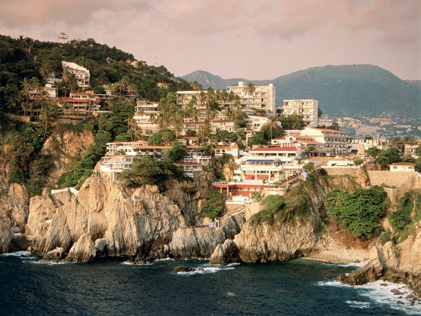 Необычные и красивые города на скалах - Акапулько 1 (600x450, 107Kb)