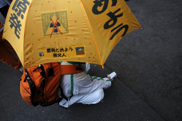 Анти-ядерный марш в районе Сибуя, Токио, 04 марта 2012 года.
