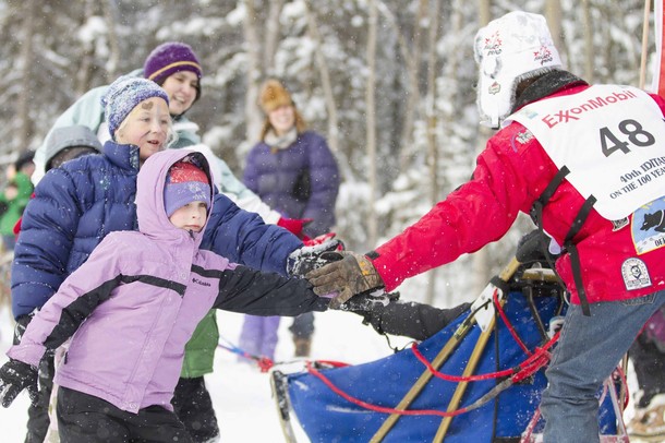 Гонки на собачьих упряжках (40th Iditarod Trail Sled Dog Race) в центре города Анкоридж, Аляска, 3 марта 2012 года.