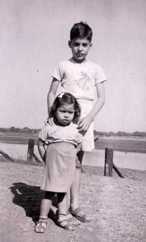 Young-Freddie-with-sister-Kashmira-freddie-mercury-32342035-302-500 (302x500, 145Kb)