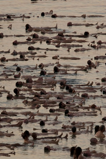 Тысячи голых сфотографировались на берегу Мертвого моря, 17 сентября 2011 года./2270477_163 (405x610, 260Kb)