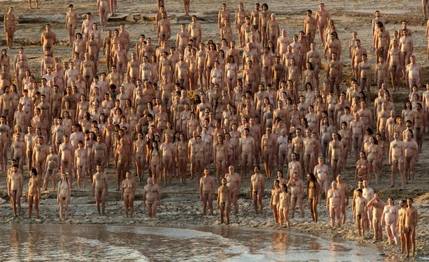 Тысячи голых сфотографировались на берегу Мертвого моря, 17 сентября 2011 года./2270477_165 (610x372, 332Kb)