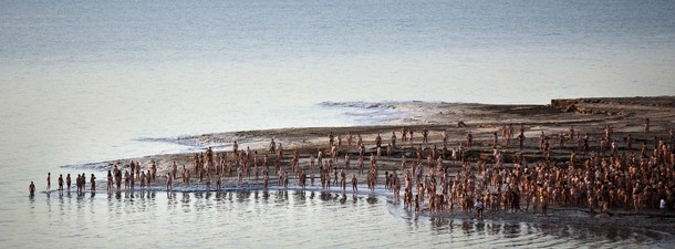 Тысячи голых сфотографировались на берегу Мертвого моря, 17 сентября 2011 года./2270477_154 (610x225, 132Kb)