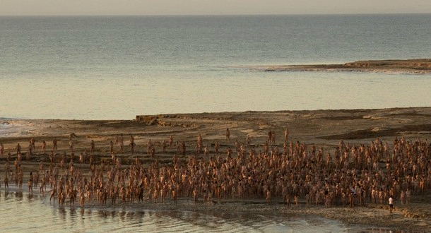 Тысячи голых сфотографировались на берегу Мертвого моря, 17 сентября 2011 года./2270477_166 (610x330, 188Kb)