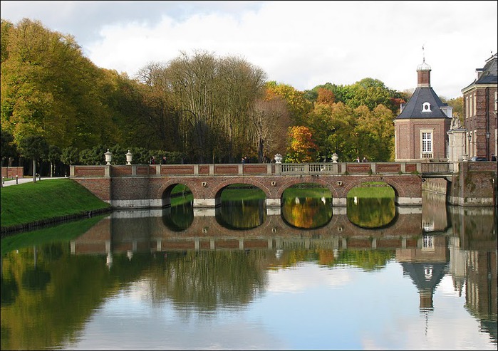 Brücke vom Westtor zum Ehrenhof (Innenhof) am Schloss Nordkirchen (700x493, 118Kb)