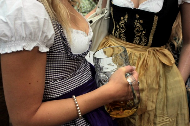 Мюнхенский "Октоберфест" (Oktoberfest beer festival in Munich) омрачила слякоть, Германия, 18 сентября 2011 года./2270477_125 (640x426, 240Kb)