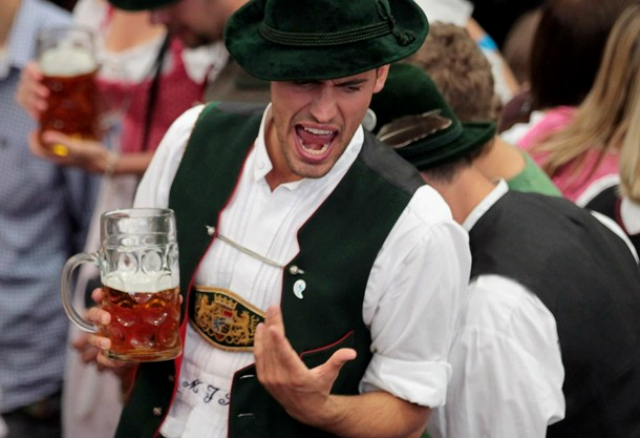 Мюнхенский "Октоберфест" (Oktoberfest beer festival in Munich) омрачила слякоть, Германия, 18 сентября 2011 года./2270477_126 (640x438, 214Kb)