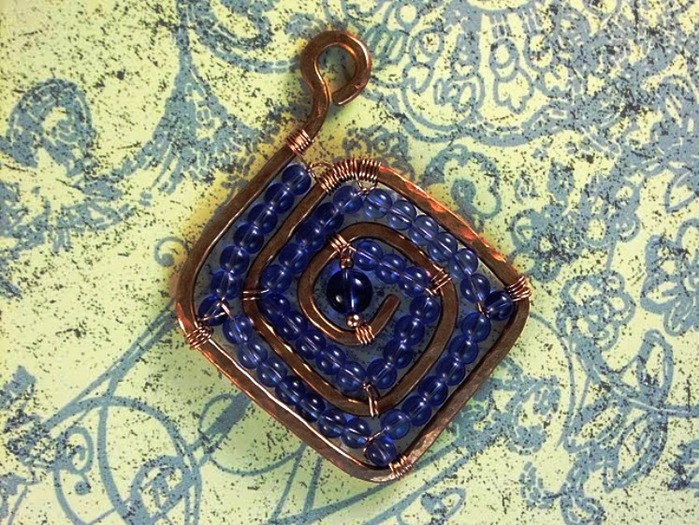 blue-quartz-square-spiral-pendant-with-blue (700x525, 174Kb)