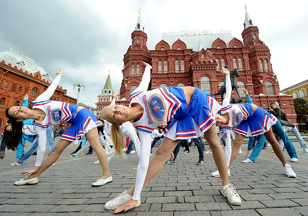 Практика йоги Medvedev girls недалеко от Красной площади в Москве, 22 сентября 2011 года./2270477_14_1_ (610x429, 371Kb)