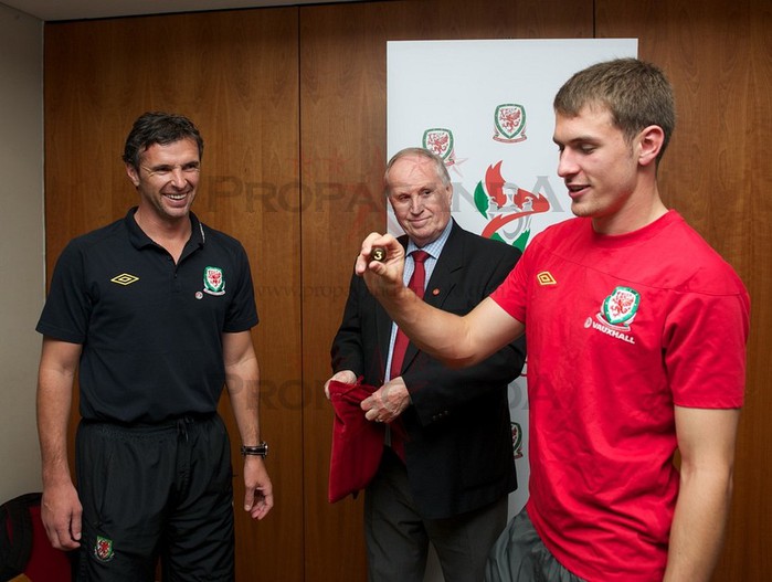 111003-004-Welsh-Cup-Draw[1] (700x527, 78Kb)