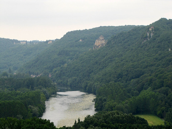 Chateau de Castelnaud (English castle) as seen from Beynac (700x525, 128Kb)