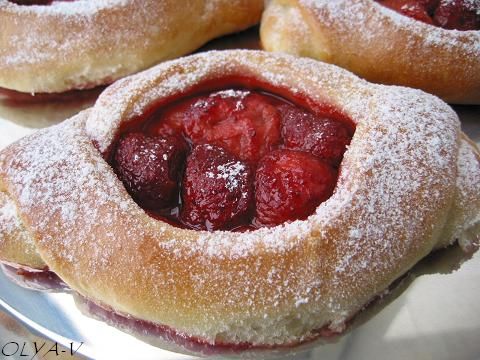 Булочки с клубникой из слоеного теста пошагово Булочки с клубникой из слоеного теста пошагово