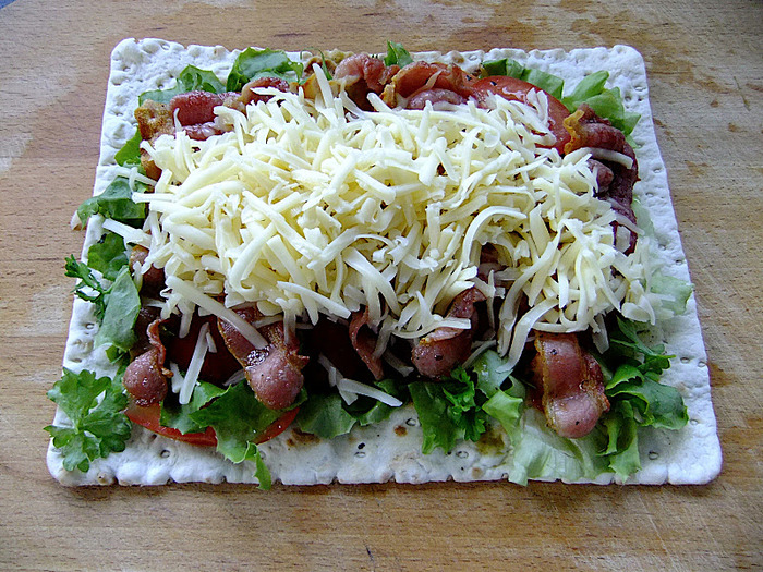 Bacon, lettuce and tomato on Swedish flatbread. (700x525, 224Kb)