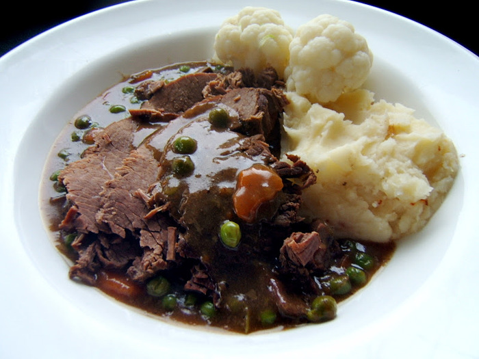 Beef brisket in an oinion, smoked garlic and Belgian Beer gravy with carrots, peas, cauliflower and mashed potatoes. (700x525, 123Kb)