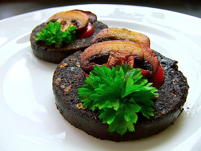 Black pudding with chestnut mushrooms and tomato ketchup. (700x525, 189Kb)