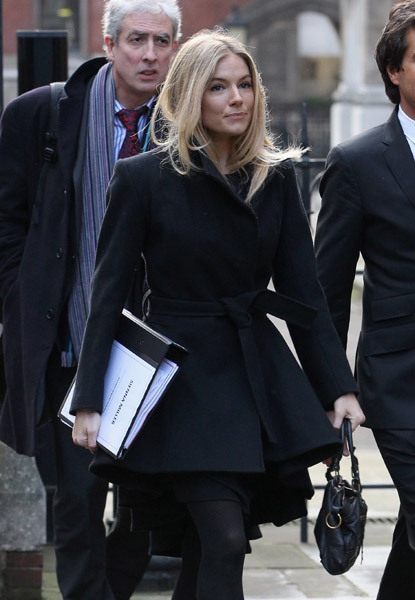 Sienna-Miller-is-seen-leaving-the-Leveson-Inquiry2 (415x600, 80Kb)