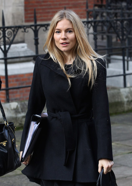 Sienna-Miller-is-seen-leaving-the-Leveson-Inquiry6 (425x600, 80Kb)