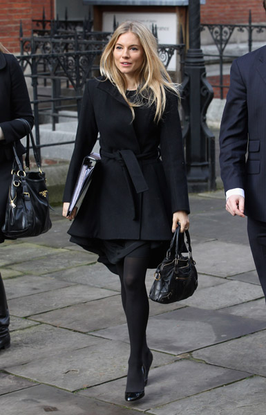 Sienna-Miller-is-seen-leaving-the-Leveson-Inquiry8 (385x600, 84Kb)
