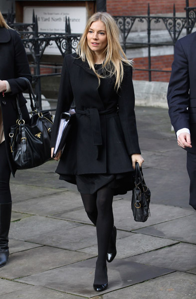 Sienna-Miller-is-seen-leaving-the-Leveson-Inquiry10 (393x600, 83Kb)