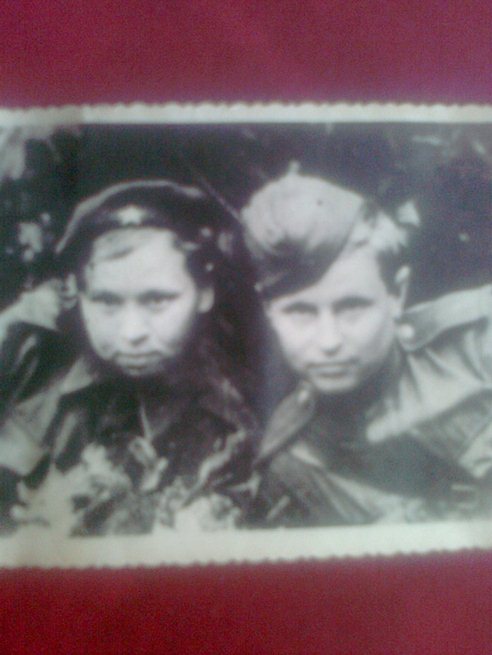 Валентина и Владимир на Белорусском фронте весной 1943 года, в день их свадьбы./2270477_41 (492x655, 52Kb)