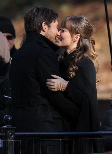FP_8230595_WildeBateman_KissOnSet_AAR_02_14 (475x653, 55Kb)