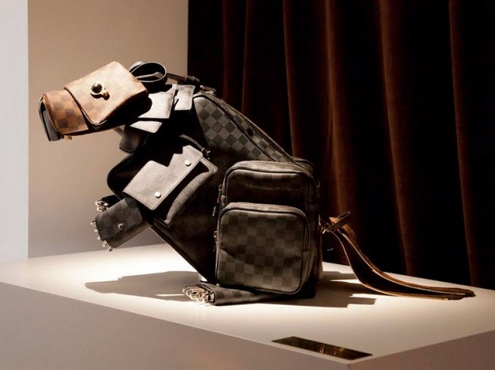Удивительные скульптуры из аксессуаров Louis Vuitton