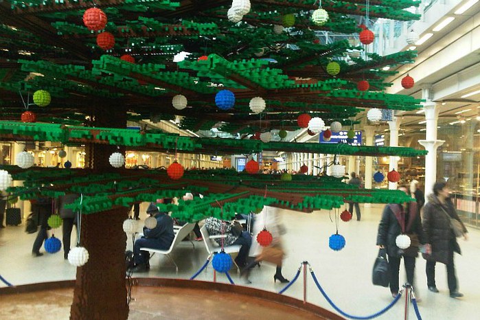 Самая большая рождественская елка из LEGO установлена в Лондоне/2270477_88 (700x466, 109Kb)