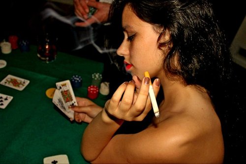 Проиграла в покер свою розовую пизду порно видео