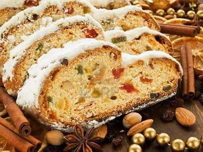10776348-traditional-homemade-stollen-with-dried-fruits-and-nuts-shallow-dof (400x300, 50Kb)