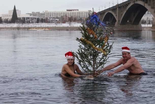 Костюмированные купания на берегу реки Енисей, Красноярск, 25 декабря 2011 года/2270477_214 (610x409, 83Kb)